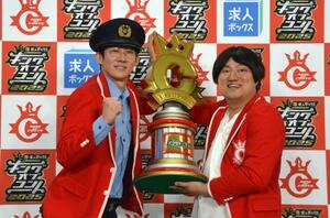 「キングオブコント2025」で優勝し、記者会見する「ロングコートダディ」の堂前透(左)と兎=2025年10月11日、東京・赤坂のTBS