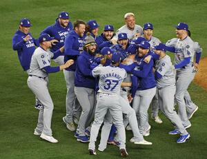 ヤンキースを下して米大リーグ、ワールドシリーズ制覇を果たし、喜ぶドジャースナイン。奥右から2人目は大谷翔平、左端は山本由伸=10月30日、ニューヨーク(共同)