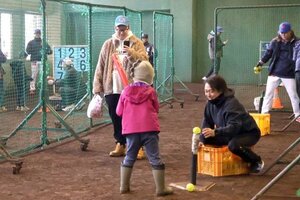 屋内練習場でストラックアウトやティーバッティングを楽しむ家族連れ＝三条市月岡４