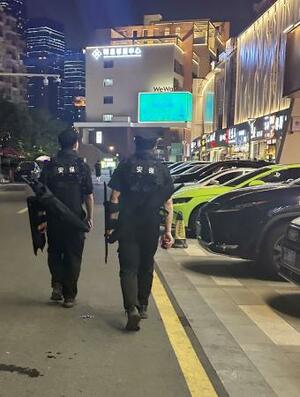 日本人と中国人がトラブルになったとみられる場所の周辺を警戒する警備員=13日、中国江蘇省蘇州(共同)