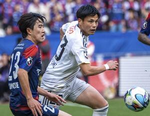 ＦＣ東京戦でスペースに走り込む宮市亮（中央）＝３月、国立競技場