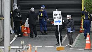 横浜ゴム三島工場を調べる静岡県警の捜査員ら=27日、静岡県三島市