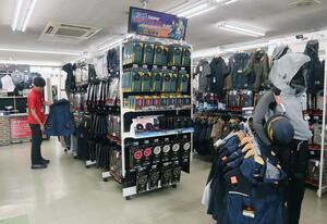 作業服販売の銀座のファン付き作業着売り場。価格よりも機能重視の傾向が強いという=新潟市東区