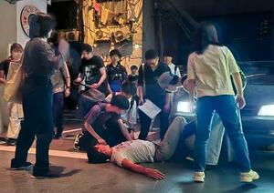 防災学習施設で行われたイベントで、けが人を救助する手順を学ぶ大学生ら=28日午後、東京都江東区