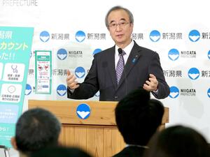 定例記者会見で質問に答える花角英世知事＝１２日、県庁