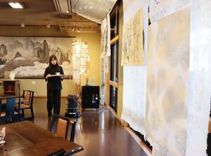 和風シャンデリアや、地元素材を使った和紙作品が並ぶカフェ「みちくさ」=柏崎市高柳町高尾