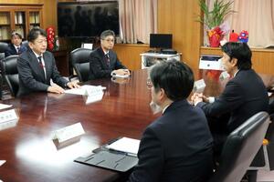斎藤健経済産業相(右)と面会する東京電力の小早川智明社長(左手前)=3月15日、経産省