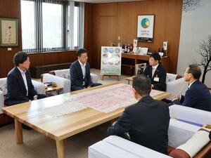 中川幹太市長に観桜会美化活動を報告する実行委メンバー=上越市役所