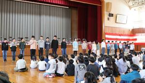 栃尾東小の始業式で行われた「顔合わせ会」=長岡市栃尾原町4