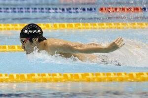 高校生以上の部　男子２００メートルバタフライで県高校記録を上回り優勝の根岸歩夢（長岡大手高）＝２月２８日、長岡市