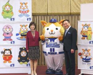 　神奈川県３３市町村ご当地版の球団マスコット「ＤＢ．スターマン」が発表され、写真に納まるＤｅＮＡの南場オーナー（左）と黒岩知事＝２８日、神奈川県庁