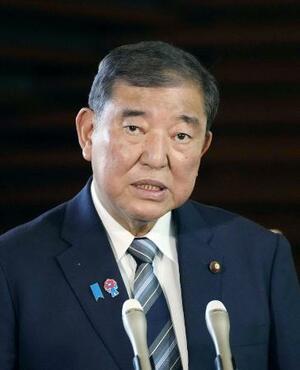 首相官邸で記者団の取材に応じる石破首相=19日午後
