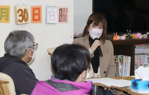 両目が徐々に見えなくなる病気との向き合い方を語る石川順子さん=30日、新潟市西区善久