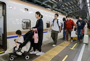 荷物を手に新幹線に乗り込む人たち=5日、新潟市中央区のJR新潟駅