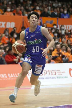 新潟－埼玉　第２クオーター、ドリブルで切り込む佐藤友＝アオーレ長岡