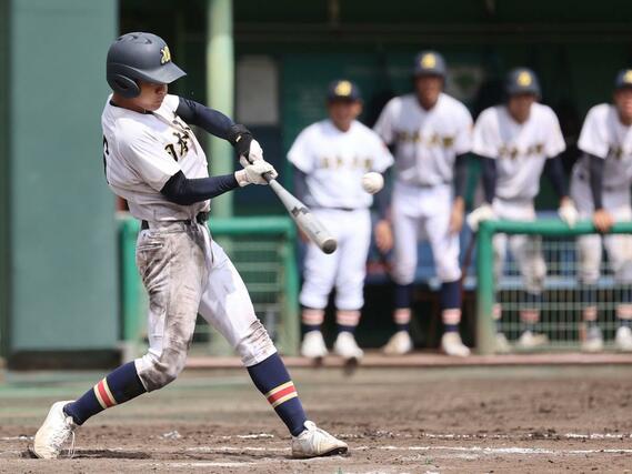 県央工－日本文理　８回、日本文理の滝澤友陸の２点適時打で勝ち越す＝三条市パールスタ