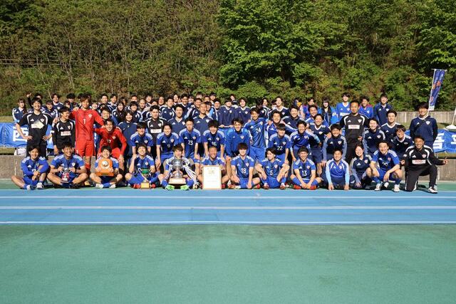 優勝して天皇杯への出場権を勝ち取ったＪＳＣのメンバーら＝５月１０日、新発田市