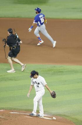 ６回、ベネズエラのアブレイユ（奥）に３ランを浴びた伊藤＝マイアミ（共同）