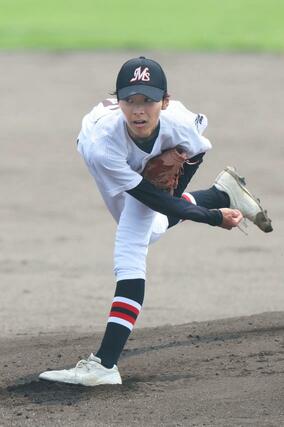 三条－巻総合　５回力投した巻総合の先発・長谷川楓＝新発田市五十公野　　