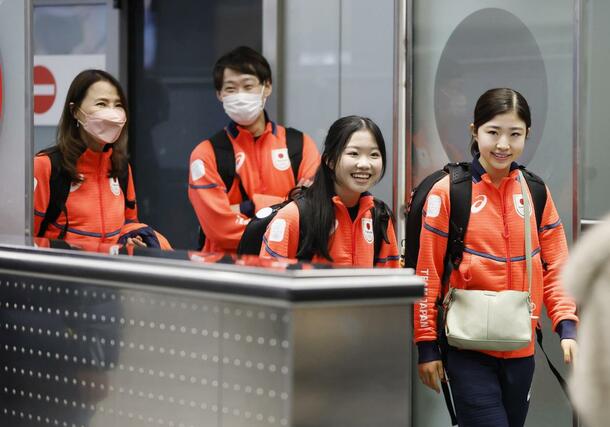 イタリア・ミラノのマルペンサ空港に到着した千葉百音（右端）と中井亜美。後列は浜田美栄コーチ（左）と中庭健介コーチ＝１０日（共同）