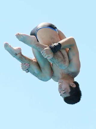 男子高飛び込みで優勝した石沢遥斗(帝京長岡)=石川県小松市の小松末広屋外プール