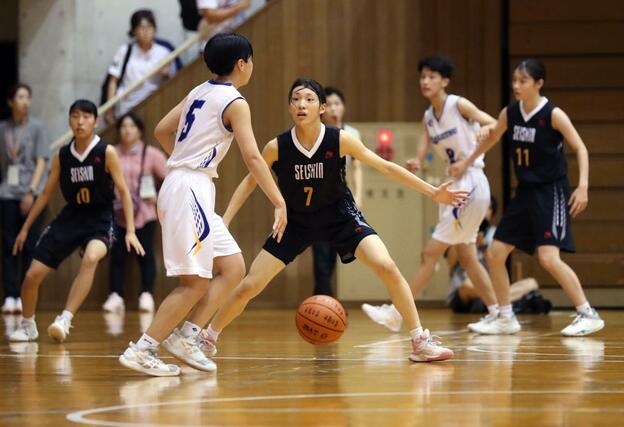 女子予選リーグ　就実（岡山）－新潟清心女　第４クオーター、粘り強く守る新潟清心女の選手ら＝長岡市市民体育館