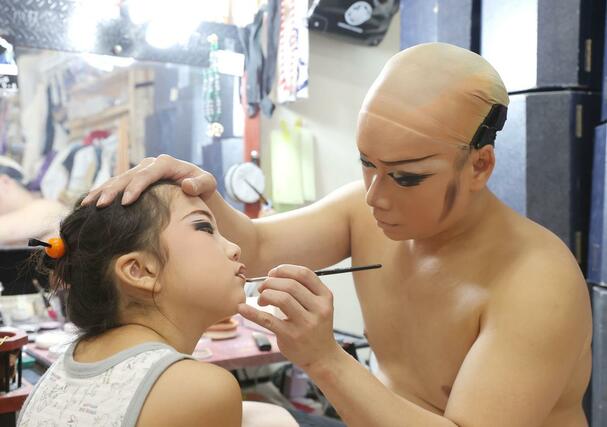 
娘の花南さんにメークをする座長の三代目小林隆次郎さん
