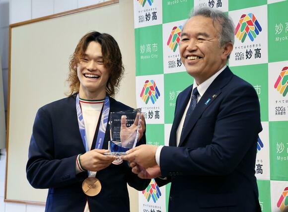 妙高市スポーツ特別栄誉賞を受賞した山田琉聖選手(左)と城戸陽二市長=7日、妙高市上町