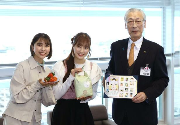 「ももいろクローバーZ」の玉井詩織さん、佐々木彩夏さん。右が二階堂馨市長=30日、新発田市役所