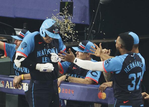 オールスター戦の３回、球宴初本塁打となる先制３ランを放ち、Ｔ・ヘルナンデス（３７）に種で祝福されるドジャース・大谷＝アーリントン（共同）