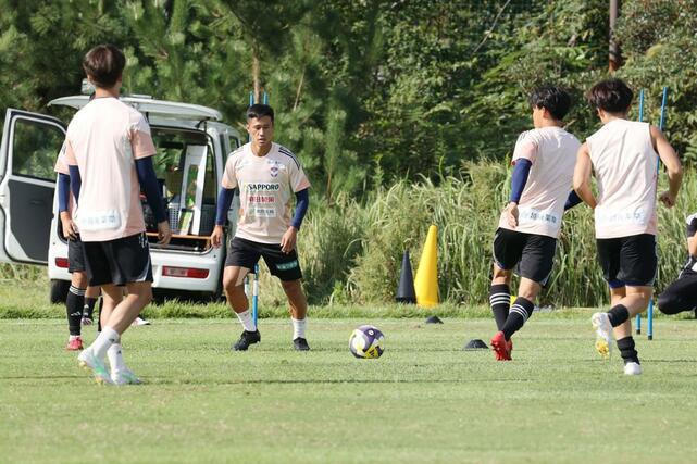 J1新潟第33節岡山戦に向けて練習するアルビレックス新潟の選手たち=3日、聖籠町