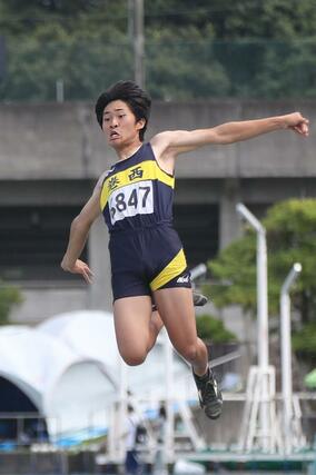 男子走り幅跳びで競り勝った近藤優太(巻西)=新発田市