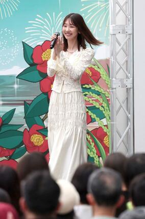プレイベントに出演した柏木由紀さん＝１４日、新潟市中央区