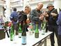上越地域の酒の飲み比べを楽しむイベント=4日、上越市本町3