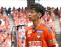 新潟－京都　試合後、会場のサポーターにあいさつするＭＦ伊藤涼太郎＝ビッグスワン