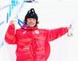 　男子スロープスタイルで獲得した銀メダルを掲げる長谷川帝勝＝リビーニョ（共同）