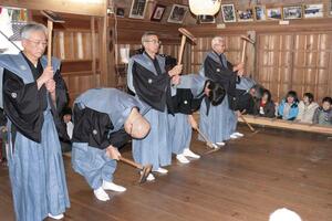 稲作の所作を演じて豊作を祈願した「御田植神事」=6日、佐渡市下川茂