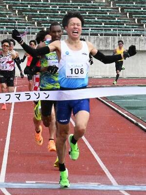 　全日本実業団ハーフマラソン男子で優勝した平山大雅＝維新みらいふスタジアム