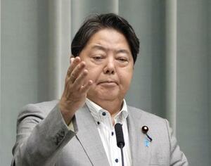 記者会見する林官房長官=26日午前、首相官邸