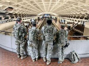 米首都ワシントンの駅に配備された州兵=4日