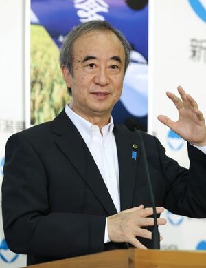 参院選の結果を受け、原発再稼働判断への影響などについて答える花角英世知事=25日、県庁