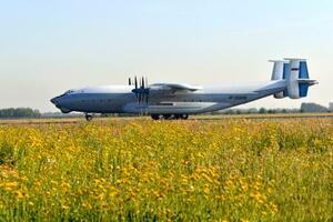 アントノフ22=2019年8月、ロシア・ノボシビルスク(タス=共同)