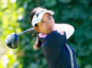 第1日、13番でティーショットを放つ吉本ここね。5アンダーで首位=利府GC