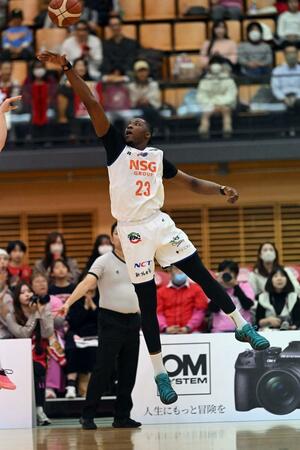 八王子－新潟　１７得点１６リバウンドと活躍したムトンボ＝東京都、エスフォルタアリーナ八王子 （新潟アルビレックスＢＢ提供）