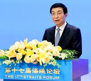 「海峡フォーラム」で演説する中国共産党序列4位の王滬寧・政協主席=15日、中国福建省アモイ(新華社=共同)