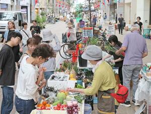 お盆の準備で多くの人が訪れた本町市場=8月12日、新潟市中央区本町通6