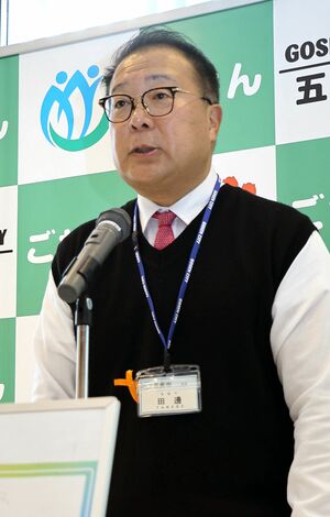 再選を目指して出馬することを表明した田辺正幸さんの記者会見＝１８日、五泉市吉沢２