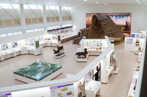 復元した竪穴住居などがある総合展示室=津南町中深見