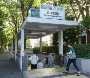 冷房が故障している東京メトロ霞ケ関駅の出入り口=7月29日、東京都千代田区