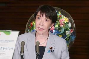 　イランのペゼシュキアン大統領との電話会談後、取材に応じる高市首相＝１日午後、首相官邸